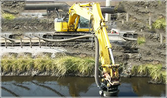 重機特殊アタッチメント使用による水路清掃